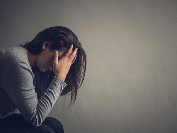 Stress kéo dài khiến sức khỏe suy sụp, nguyên nhân gián tiếp gây hói đỉnh đầu nữ
