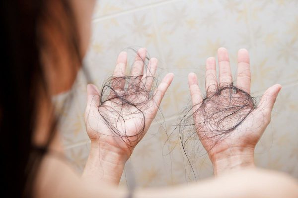 Sự thay đổi nội tiết tố gây nên tình trạng rụng tóc sau sinh