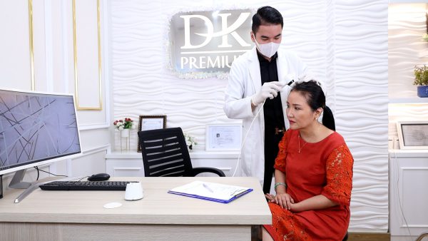 Bác sĩ da liễu đang thăm khám & soi nang tóc cho cô Quỳnh
