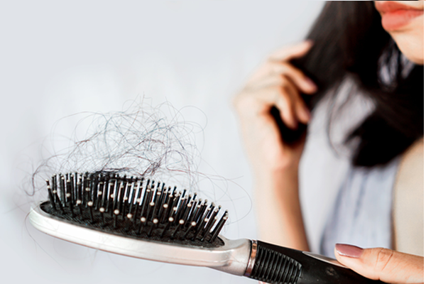 Rụng tóc có thể được điều trị bằng cấy tóc hay cấy tinh chất vào da đầu