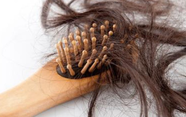 Nhiều người rụng tóc bất thường do thói quen sinh hoạt không khoa học